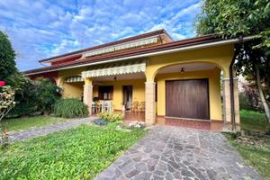 SPAZIOSA VILLA BIFAMILIARE: eleganza, indipende...
