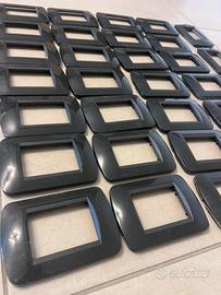 36 placchette Bticino antracite + 4 in omaggio