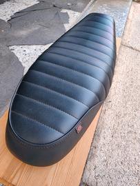 Sella artigianale “Two Place Caterpillar” per Triu