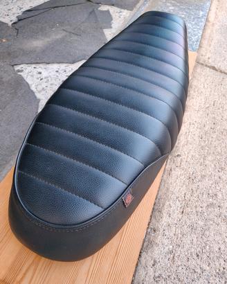 Sella artigianale “Two Place Caterpillar” per Triu