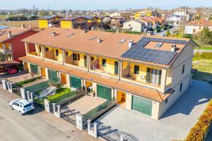 VILLA A SCHIERA A CASTELNOVO DI SOTTO