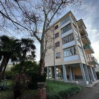 RARO APPARTAMENTO PLURICAMERE NEL CUORE DI MONT...