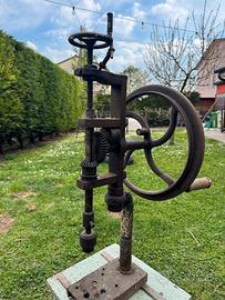 Trapano vintage manuale. Trapano a colonna d’epoca