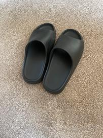 Ciabatte nere simili yeezy slides taglia 40