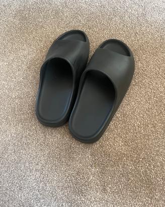 Ciabatte nere simili yeezy slides taglia 40