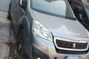auto con motore rottto