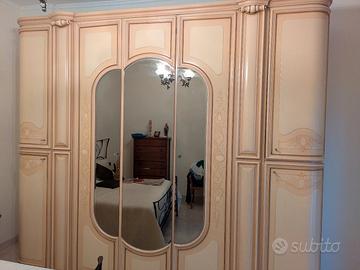 Armadio in camera da letto in legno massello 
