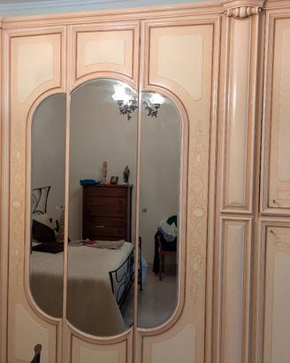 Armadio in camera da letto in legno massello 