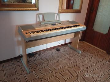 Pianoforte digitale YAMAHA Portable Grand DGX-620