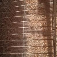 Gabbia in metallo per pollame più cesta da cova