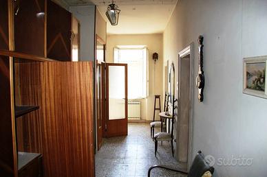 Casa indipendente di 330 m² con box auto a Spoleto