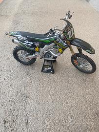 Modellino cros Kawasaki Rockstar Energy Scala 1:12