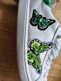 sneakers con applicazioni gioiello 