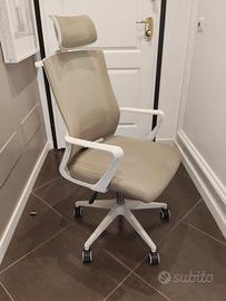Sedia da scrivania ergonomica beige e bianca