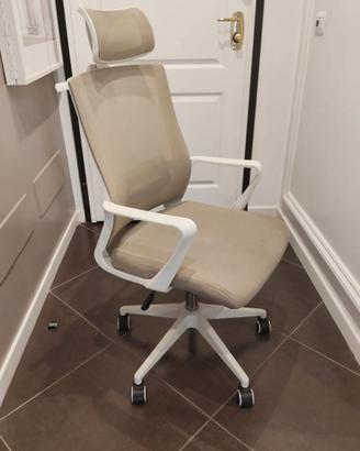 Sedia da scrivania ergonomica beige e bianca