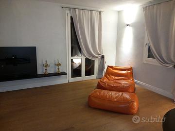Poltrona e pouf  in pelle ZOE di VERZELLONI