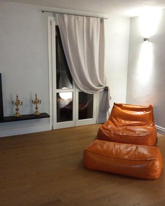 Poltrona e pouf  in pelle ZOE di VERZELLONI