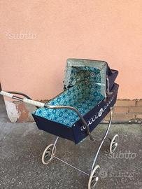Carrozzina vintage per bambolotti
