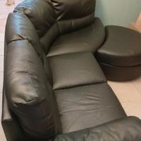 divano in pelle nero con pouf 