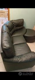 divano in pelle nero con pouf 