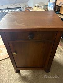 Comodino in legno