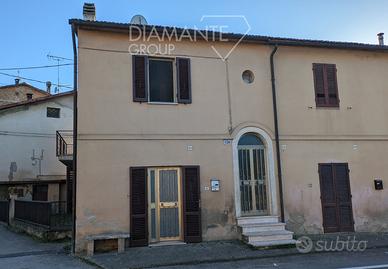 Casa semi- indipendente su due livelli con corte