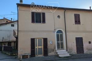 Casa semi- indipendente su due livelli con corte