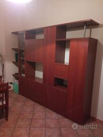 Soggiorno con tavolo e sedie