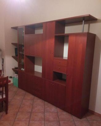 Soggiorno con tavolo e sedie