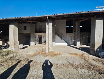 Cascinale a corte chiusa