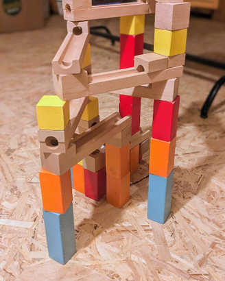 Costruzioni pista per biglie in legno.