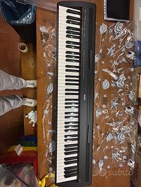 Pianoforte elettrico Yamaha e supporto