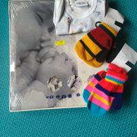 ART. 82 - 2 GUANTI + BODY PER NEONATO+ALBUM FOTO