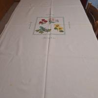 Copritavolo ricamato a punto croce su stoffa Aida 