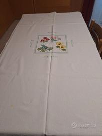 Copritavolo ricamato a punto croce su stoffa Aida 