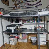 Letto a soppalco con scrivania.