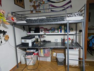 Letto a soppalco con scrivania.