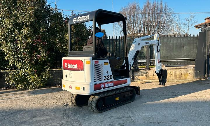 E215 Mini escavatore 16 q Bobcat 320