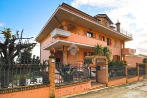 TRIFAMILIARE A MOSCIANO SANT'ANGELO