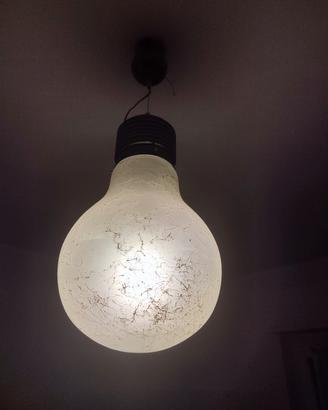 lampadario a forma di lampadina