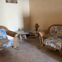 2 sedie singole una doppia più tavolino