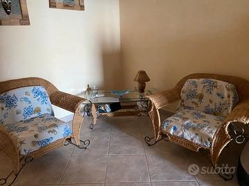 2 sedie singole una doppia più tavolino