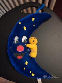 peluche a forma di luna con orsetto 