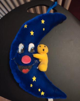 peluche a forma di luna con orsetto 