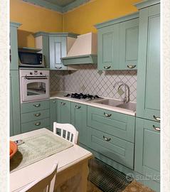 Cucina ad angolo verde salvia