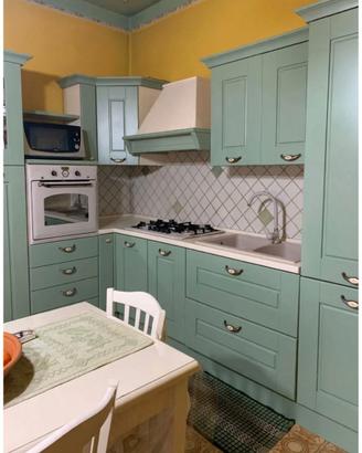 Cucina ad angolo verde salvia
