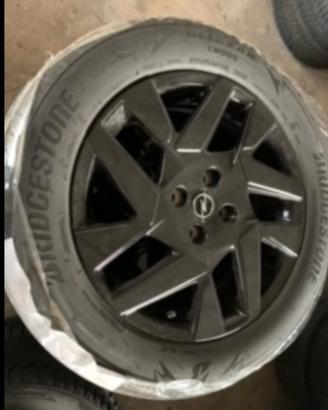 4 gomme da neve con cerchi in lega Mokka 