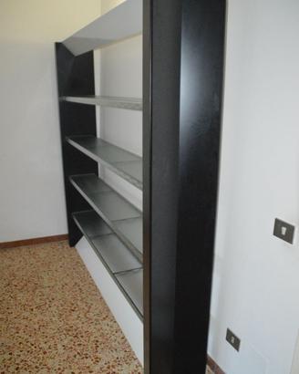 libreria moderna metallo e vetro