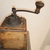 Due stupendi macinacaffè in legno