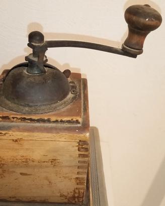 Due stupendi macinacaffè in legno